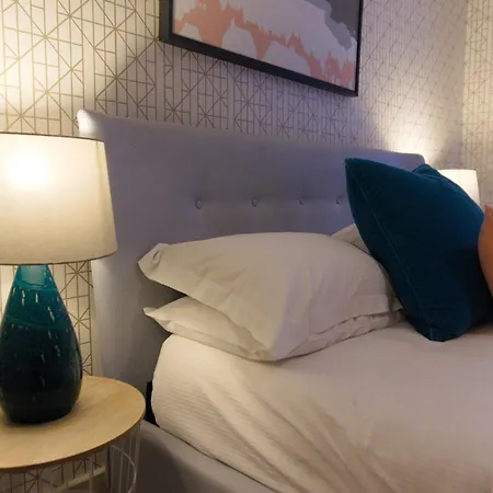 Blue River, Parking Subject To Availability Apartment York